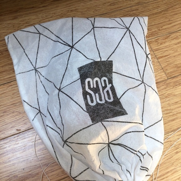 Brand New ecs  sandals 9 gold small heel - Picture 4 of 7